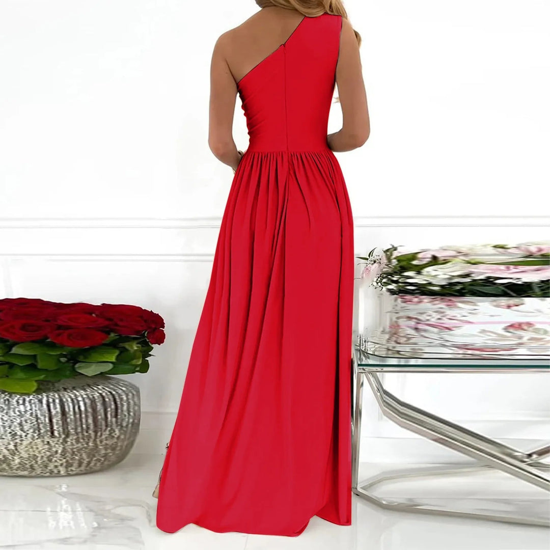 "Robe asymétrique noire élégante avec fente haute, idéale pour une soirée, allure moderne et sensuelle."