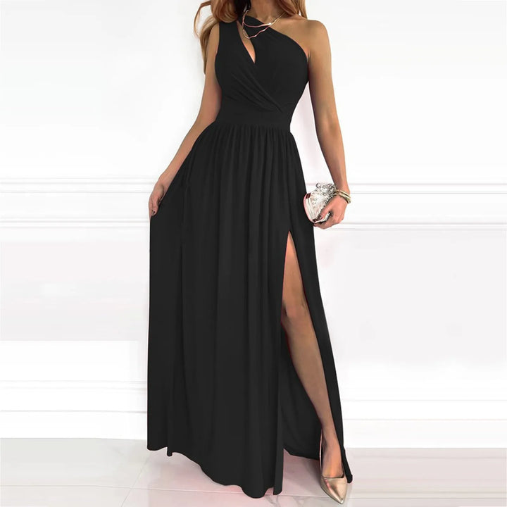 "Robe asymétrique noire élégante avec fente haute, idéale pour une soirée, allure moderne et sensuelle."
