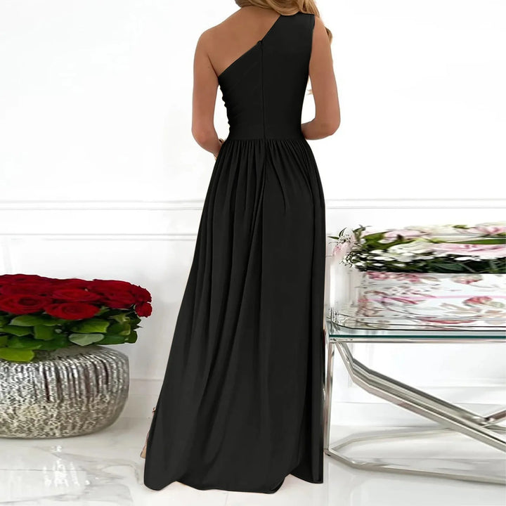 "Robe asymétrique noire élégante avec fente haute, idéale pour une soirée, allure moderne et sensuelle."