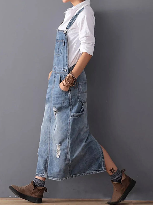 Robe salopette femme en jean délavé, sans manches, look vintage, mode féminine casual, très tendance.