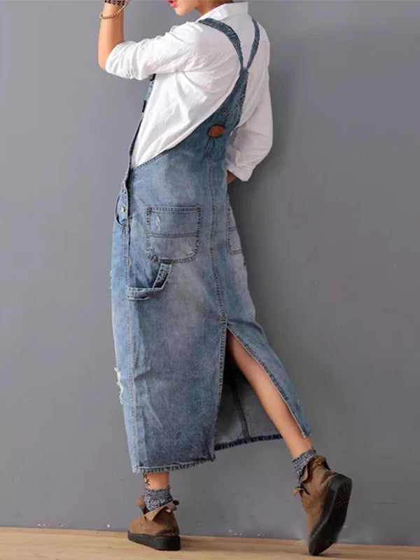 Détail texture: Robe à bavette en jean distressed femme, effet usé et déchiré, style rebelle et chic.