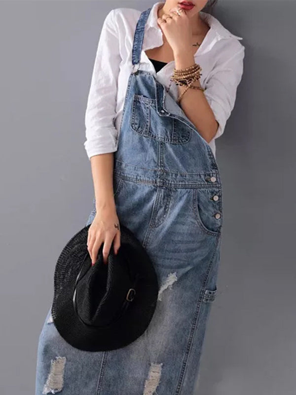 Robe en jean bleu distressed pour femme, coupe décontractée, confortable et élégante, tenue estivale.