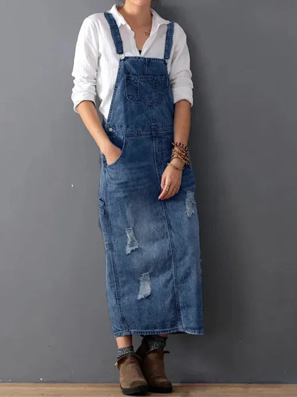 Robe sans manches en jean délavé distressed pour femme, détail des boutons, look urbain chic et casual.
