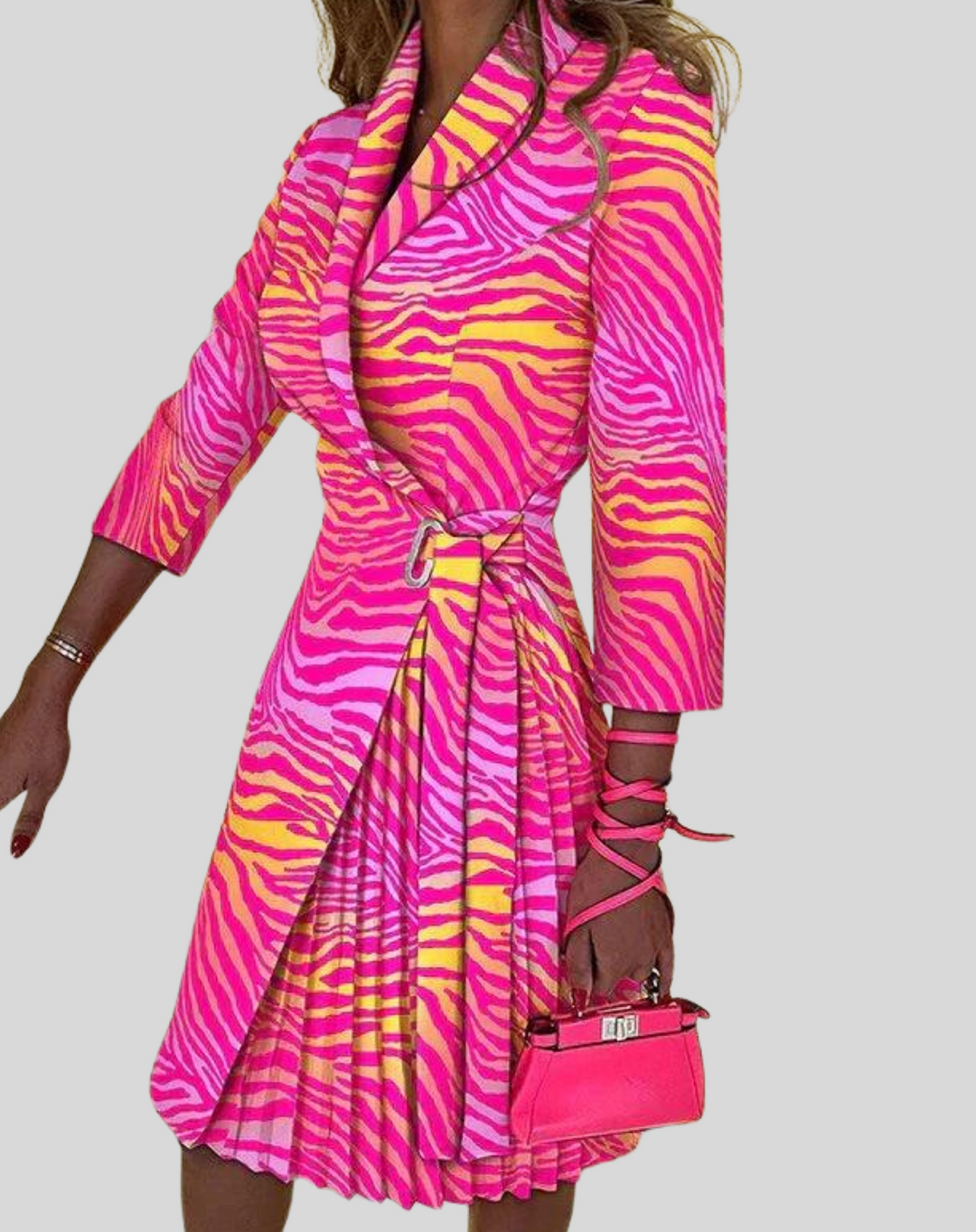 Robe de soirée blazer chic pour femme, coupe structurée, élégance professionnelle assurée.
