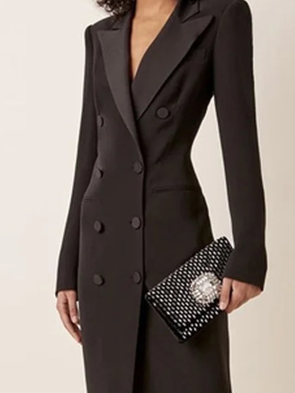 Robe blazer longue noire pour femme, coupe cintrée, idéale pour les soirées chics d'automne. Élégance et puissance.