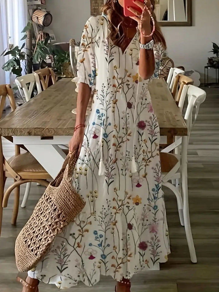 Élégante robe d'été bohème femme à col V, volants et imprimé ikat. Style décontracté fluide pour vacances.