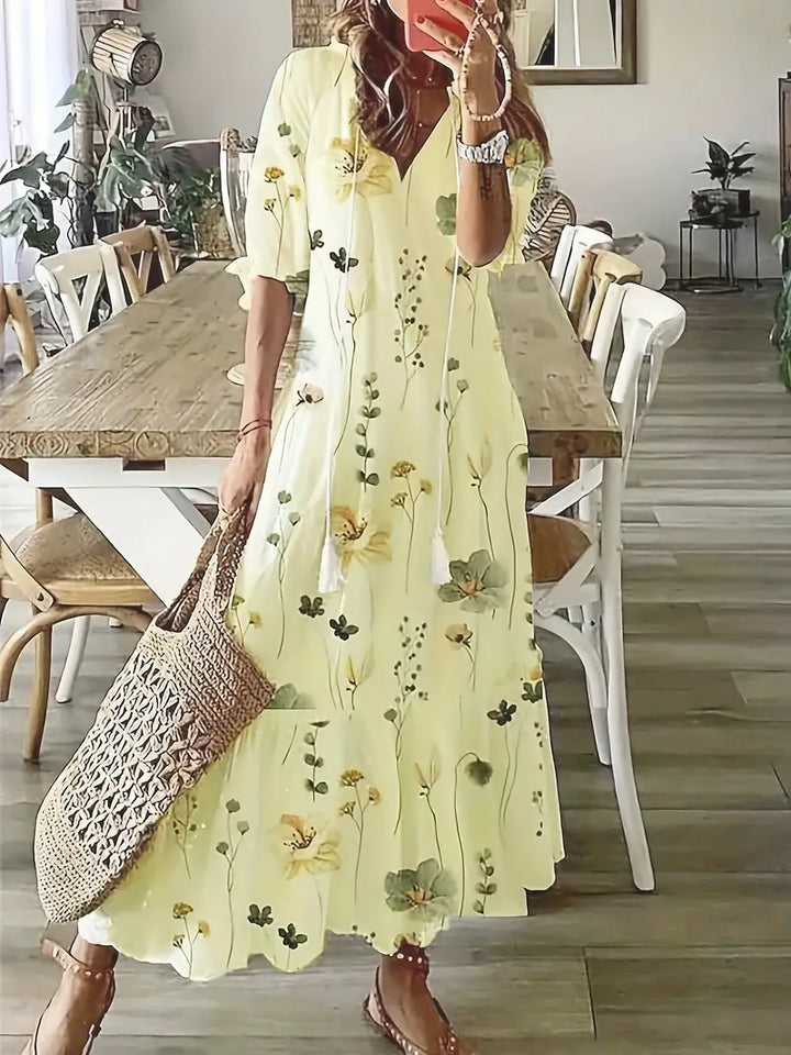 Robe femme élégante bohème à imprimé ikat, col V et volants superposés. Idéale pour un look chic décontracté estival.