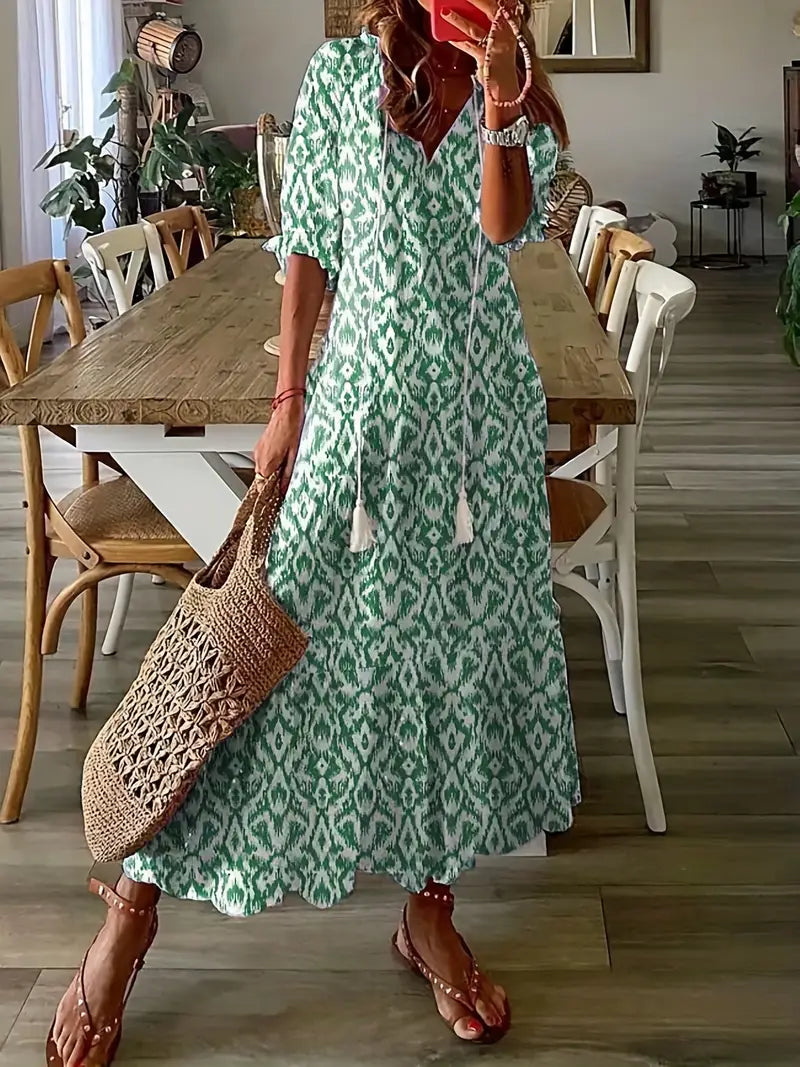 Robe de plage midi femme bohème à volants, col V et imprimé ikat. Parfaite pour les vacances d'été.