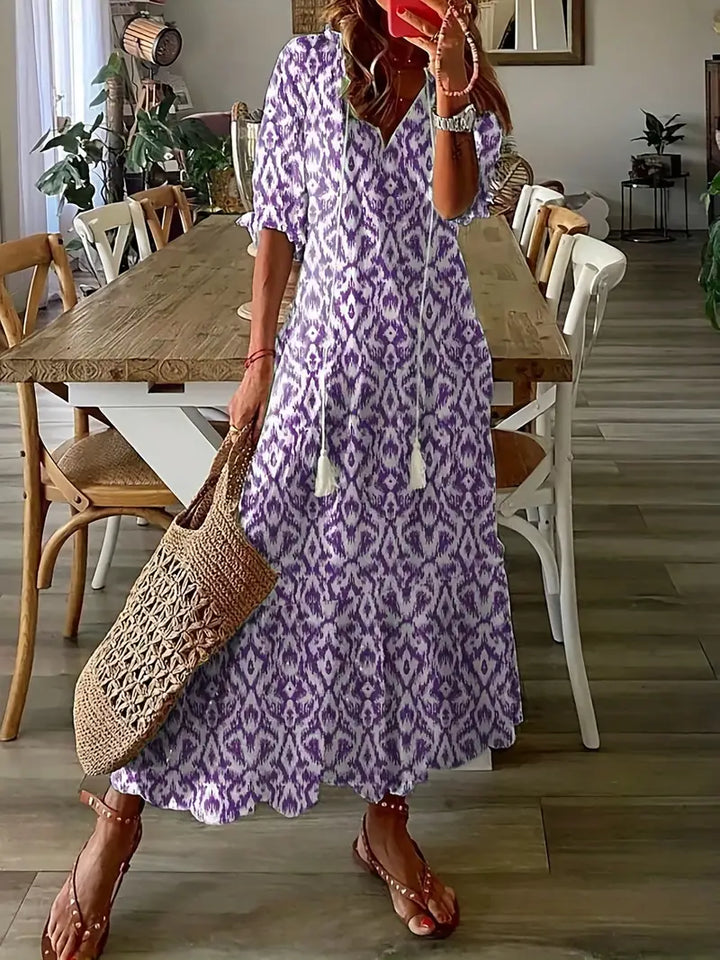 Robe d'été femme bohème fluide avec un col V, des volants et un bel imprimé ikat. Style décontracté chic.