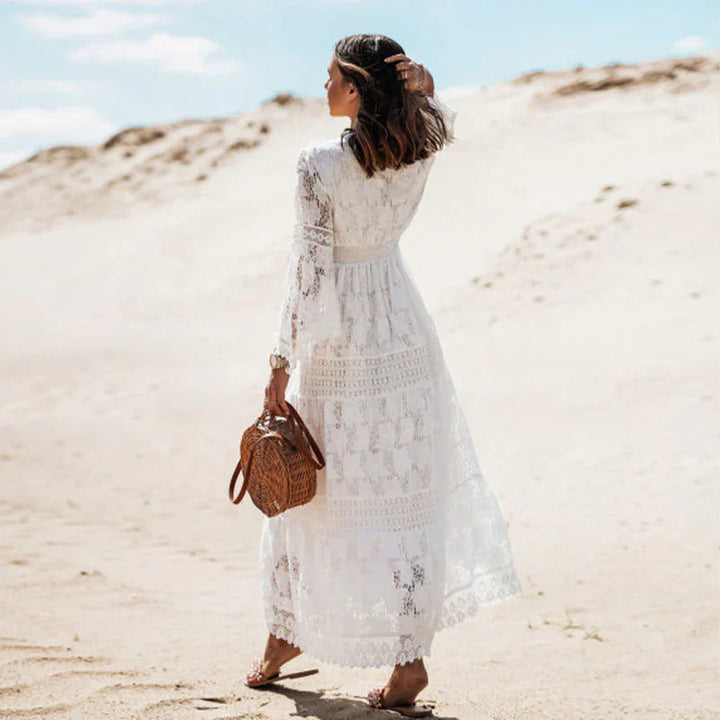 Robe maxi bohème fluide femme, manches longues, blanche. Confort décontracté idéal pour l'été.