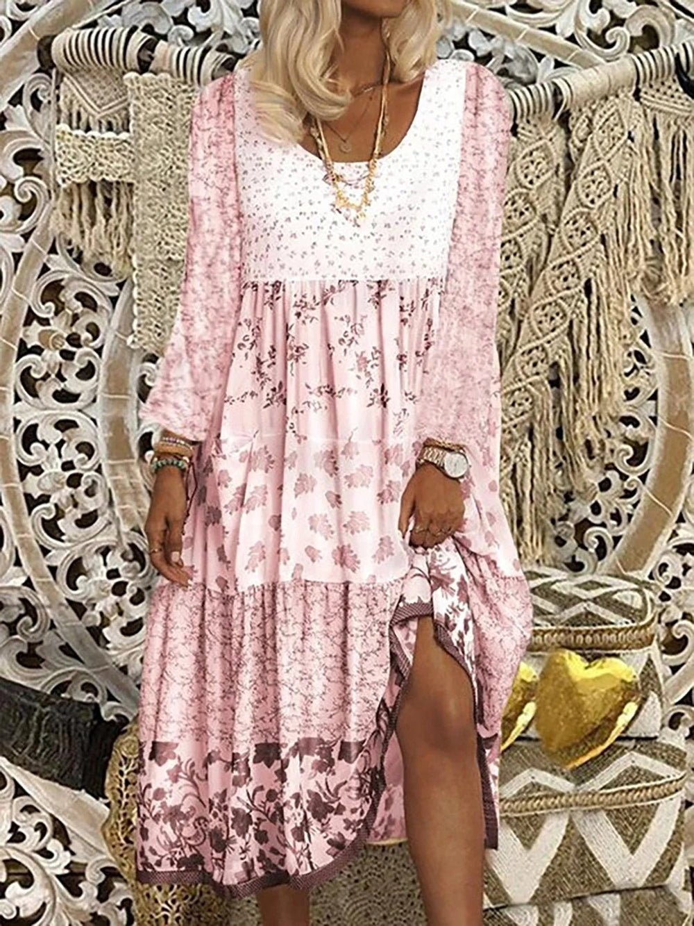 "Robe bohème élégante femme, imprimé floral coloré, tissu léger et fluide, idéal pour un style estival enchanteur."