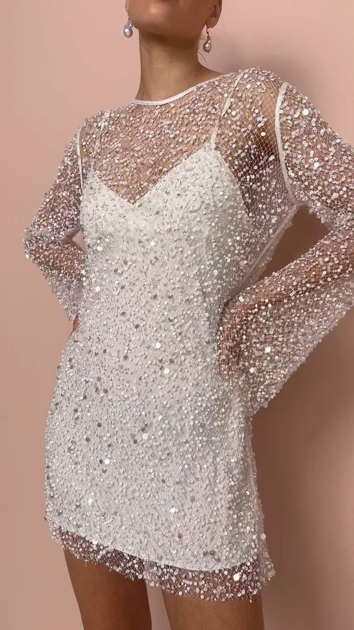 Robe à bretelles hivernale élégante pour femme, parfaite pour un style sophistiqué en saison froide.
