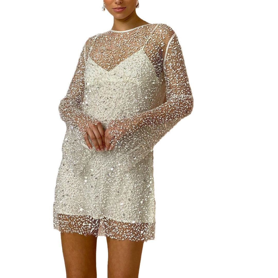 Robe élégante à bretelles pour femme, idéale comme tenue de soirée hivernale sophistiquée et chic.