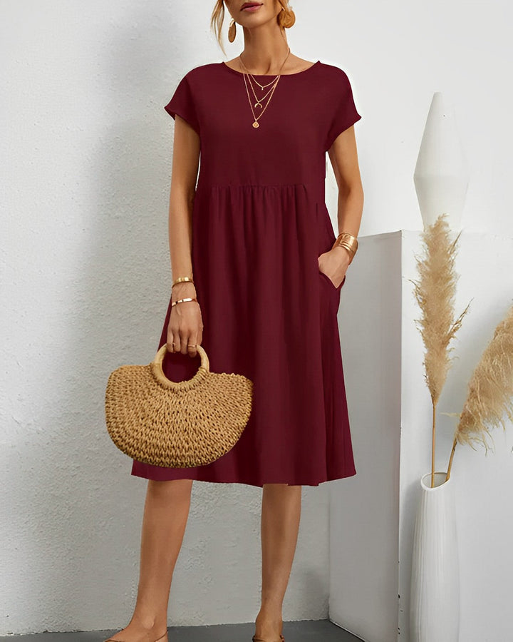 Robe CELIA printanière, fluide et élégante, offrant un confort optimal pour un look féminin et décontracté.