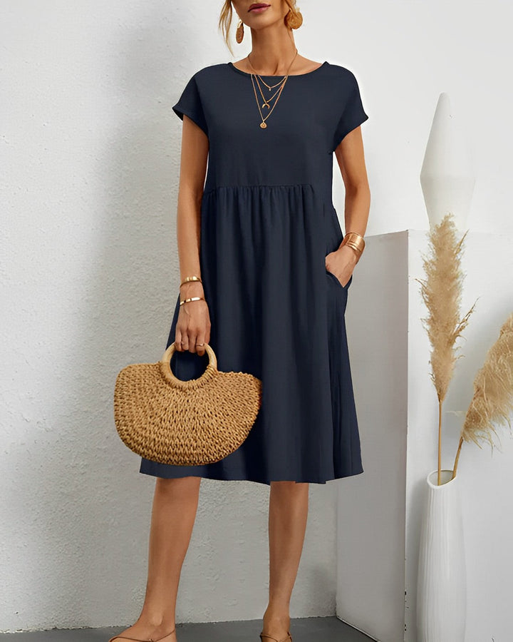 Gros plan sur le tissu doux et confortable de la robe CELIA, idéale pour une tenue chic et estivale.
