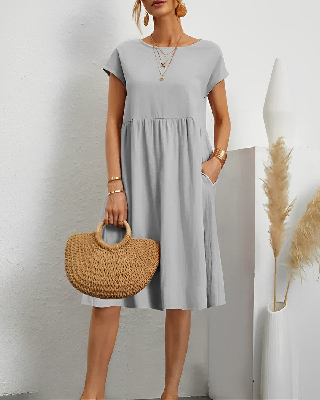 Robe CELIA moderne pour femme, combinant élégance intemporelle et coupe décontractée pour toute occasion.