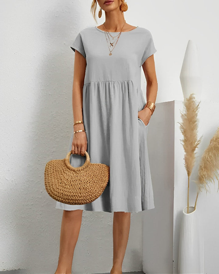 Robe CELIA moderne pour femme, combinant élégance intemporelle et coupe décontractée pour toute occasion.