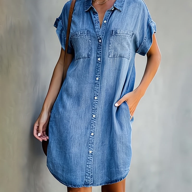 Robe chemise en jean bleu décontractée, coupe ample, tissu léger, poches poitrine pour style casual chic.