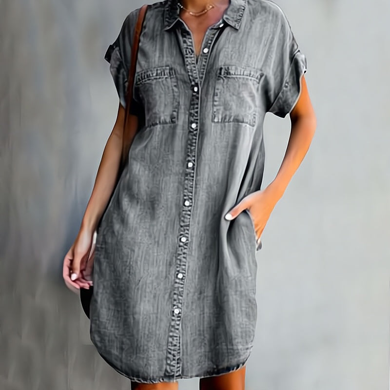 Robe chemise en jean bleu décontractée, coupe ample, tissu léger, poches poitrine pour style casual chic.