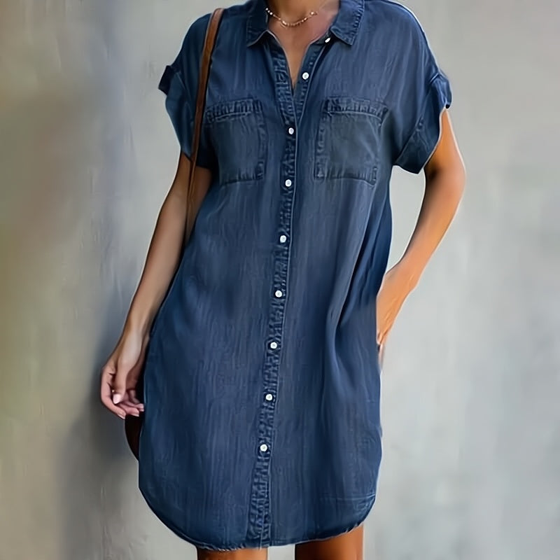 Robe chemise en jean bleu décontractée, coupe ample, tissu léger, poches poitrine pour style casual chic.
