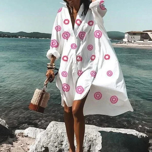Magnifique robe chemise midi blanche fluide, parfaite pour les journées d'été, un look décontracté-chic.