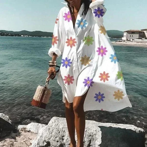 Robe longue d'été blanche fluide, coupe chemise, style chic et décontracté pour femme moderne.