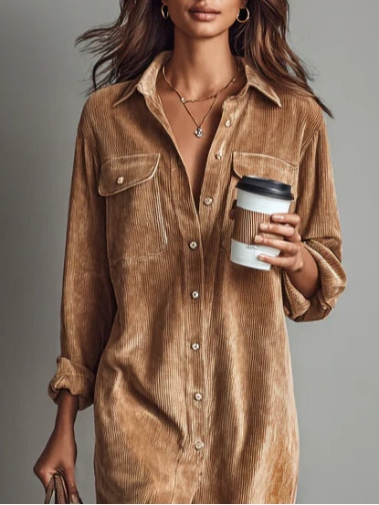 Robe midi femme style chemise couleur camel, coupe décontractée et élégante, tenue polyvalente et intemporelle.