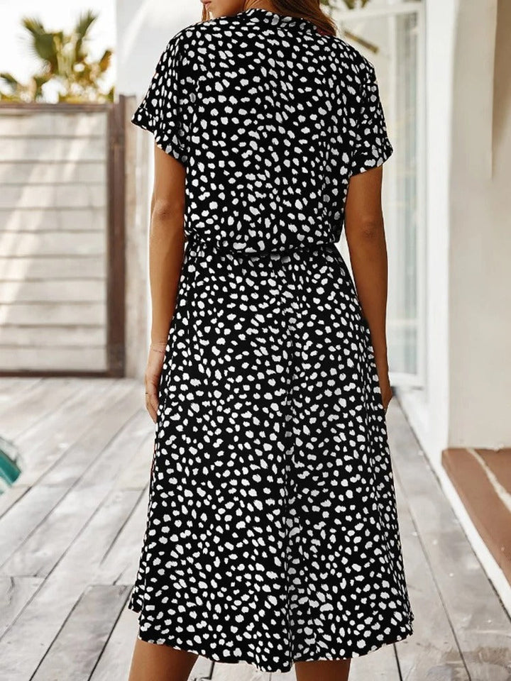 Robe chemise midi élégante et confortable. Coupe fluide, idéale pour toutes occasions.