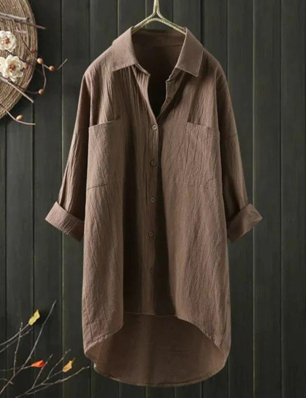 Femme portant une robe chemisier d'été élégante et décontractée, soulignant confort et style féminin pour toute occasion.