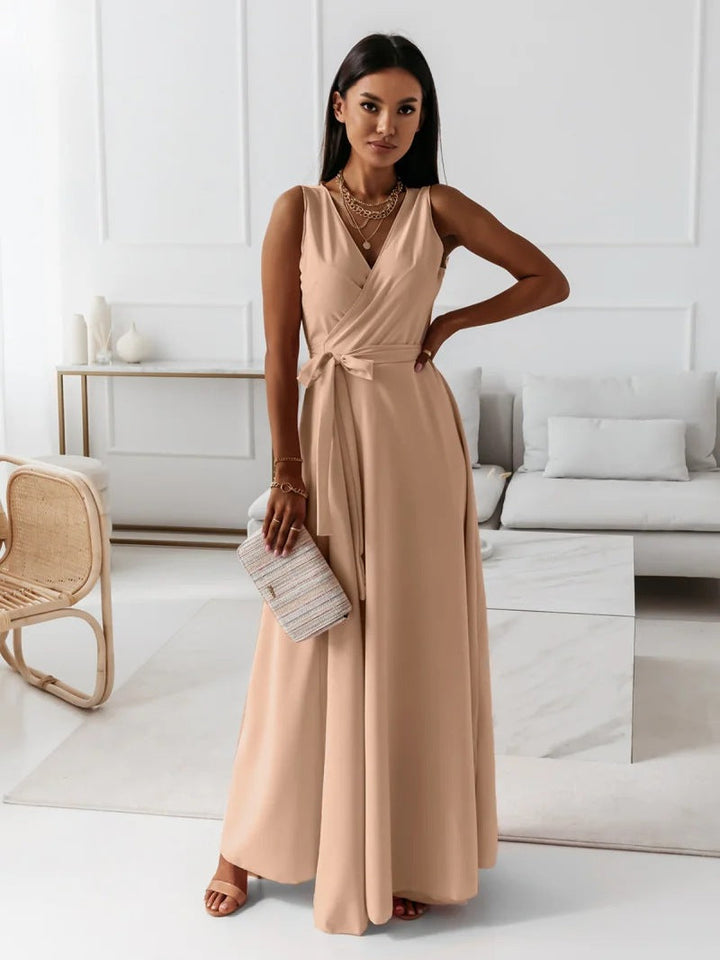 Robe cocktail élégante femme, col V, tissu doux, silhouette flatteuse, polyvalente pour événements formels et décontractés.