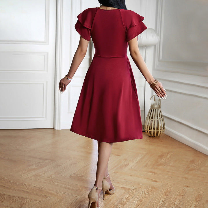 Robe femme unie, col V profond, manches courtes. Tenue de soirée élégante et confortable.