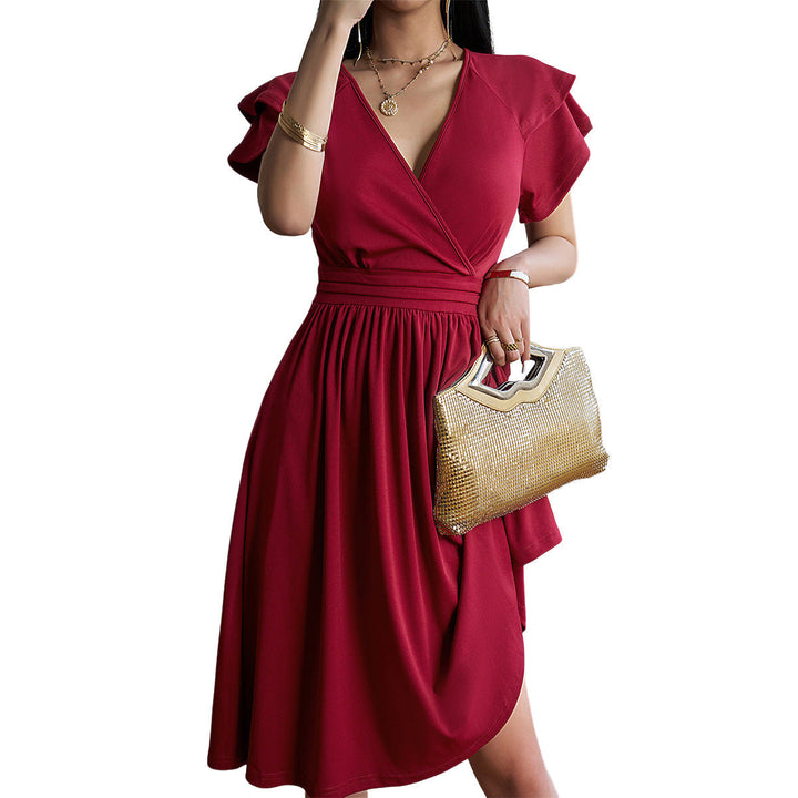Robe élégante femme, design col V, manches courtes. Mode féminine moderne pour toute occasion.