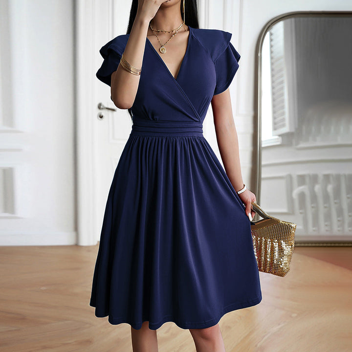 Robe femme couleur unie, col V discret, manches courtes. Chic et polyvalente pour tenue de jour ou soirée.