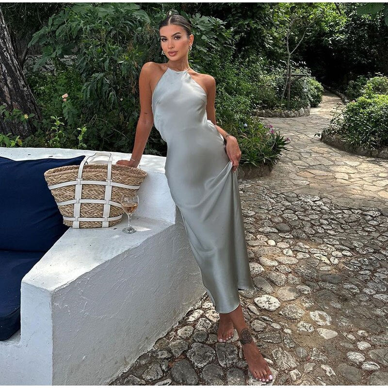 Robe cocktail élégante femme grise à bretelles fines, parfaite pour soirée chic. Tenue sans manches mode femme.