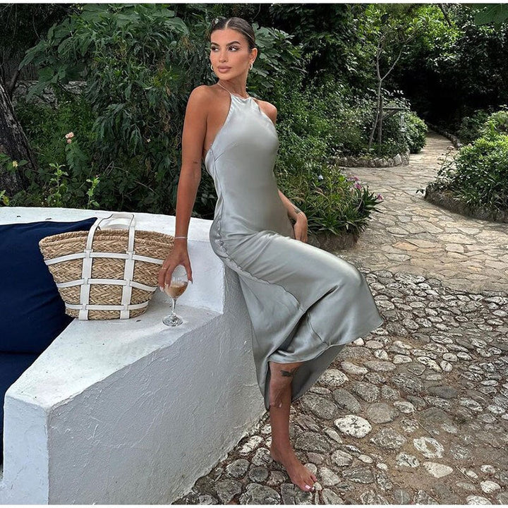 Robe à bretelles sans manches pour femme, style cocktail chic ou décontracté. Tenue élégante mode grise.