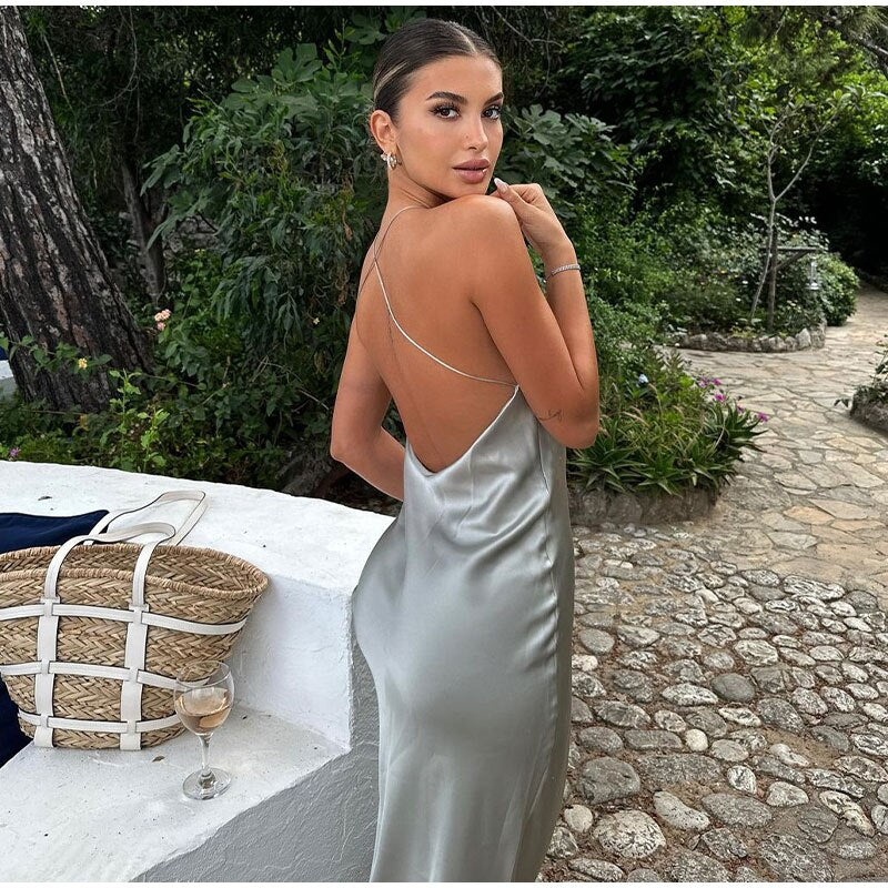 Robe femme élégante à bretelles, coupe fluide sans manches, idéale pour un cocktail ou une tenue chic décontractée.