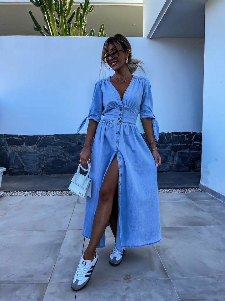 Robe de cocktail mi-longue pour femme avec col V, chic et polyvalente pour diverses occasions printanières.