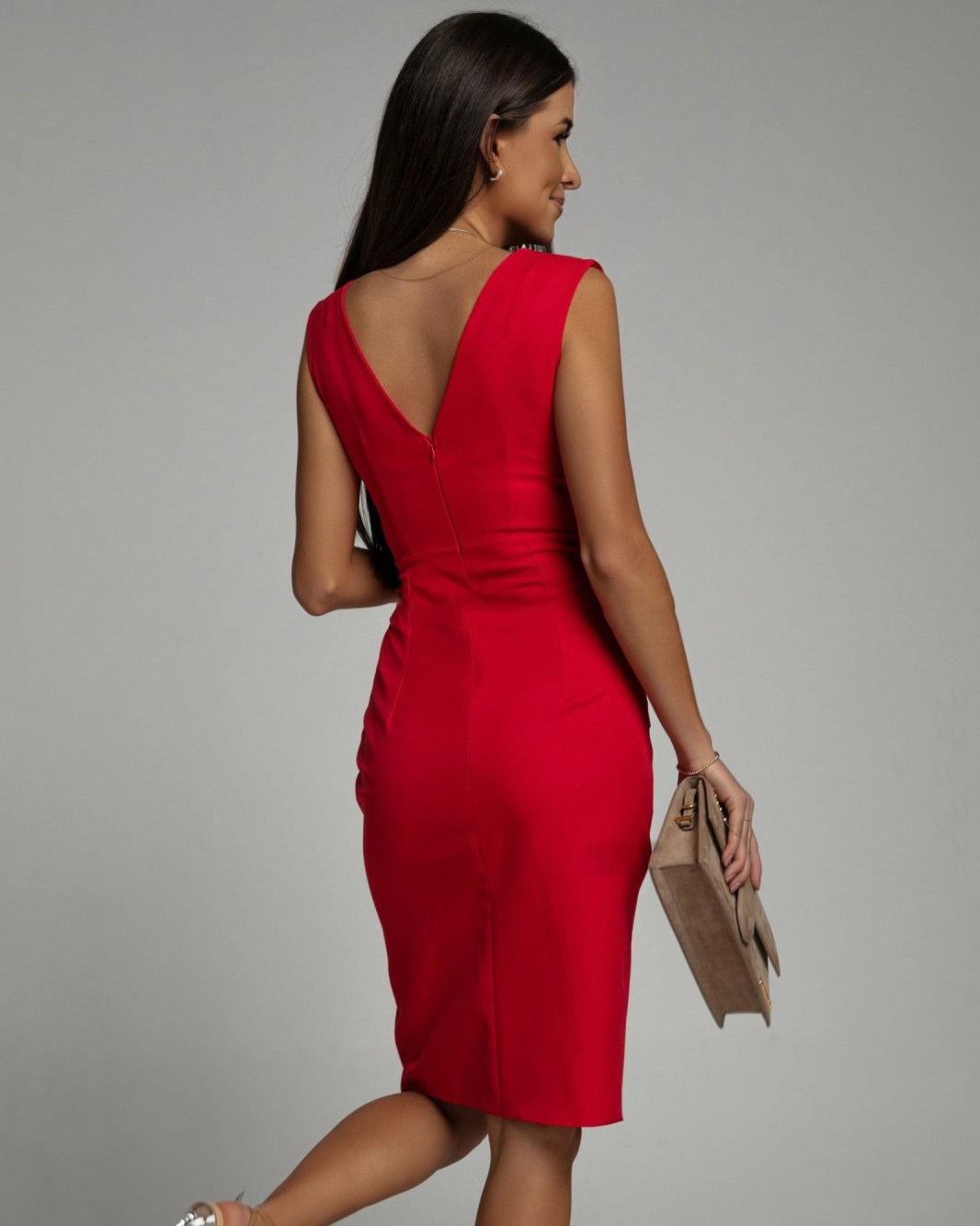 Robe cocktail femme chic col V, coupe midi, pour une allure distinguée en soirée.