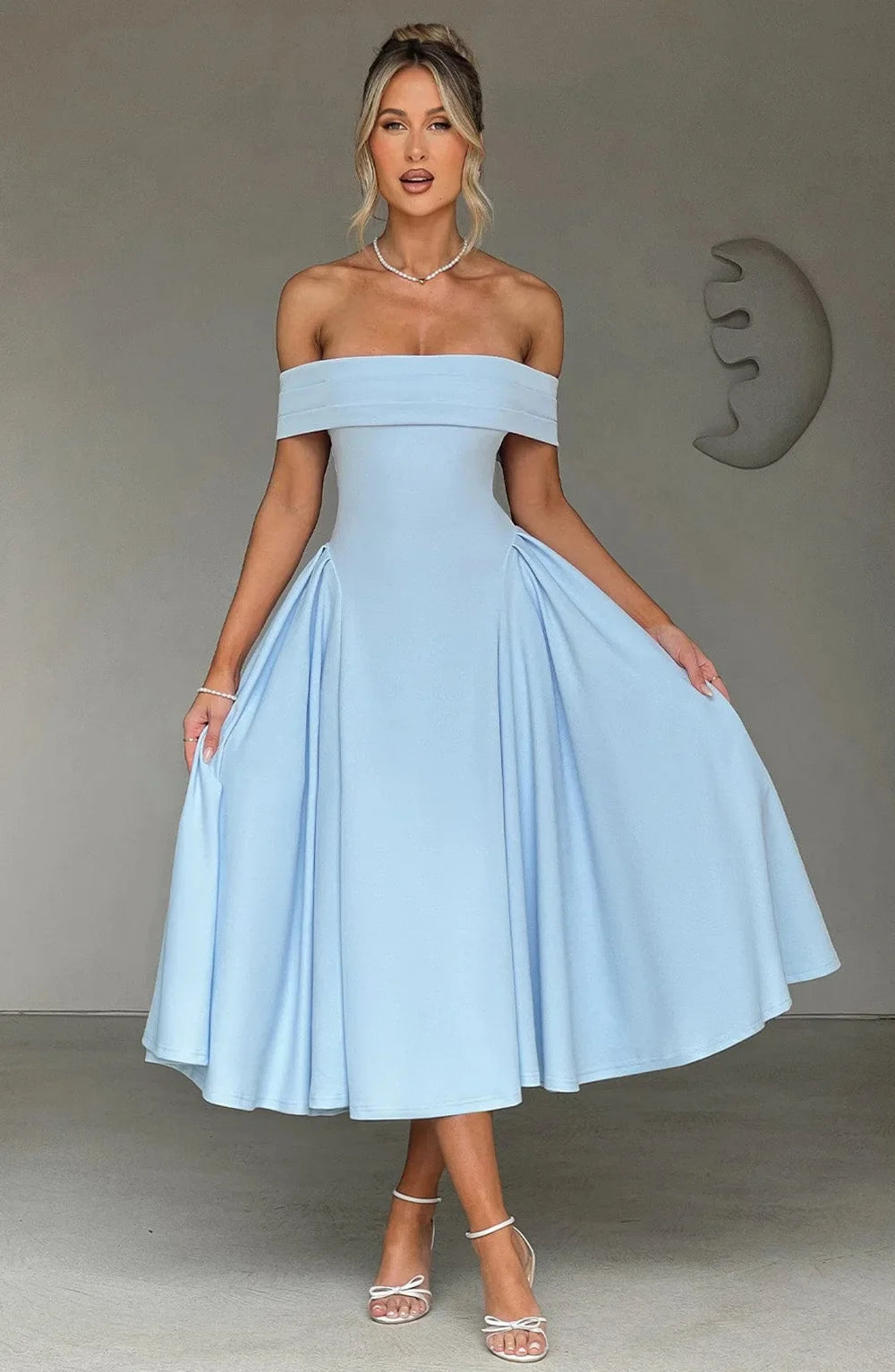 Robe cocktail midi femme chic et moderne, parfaite pour des soirées élégantes et mémorables.
