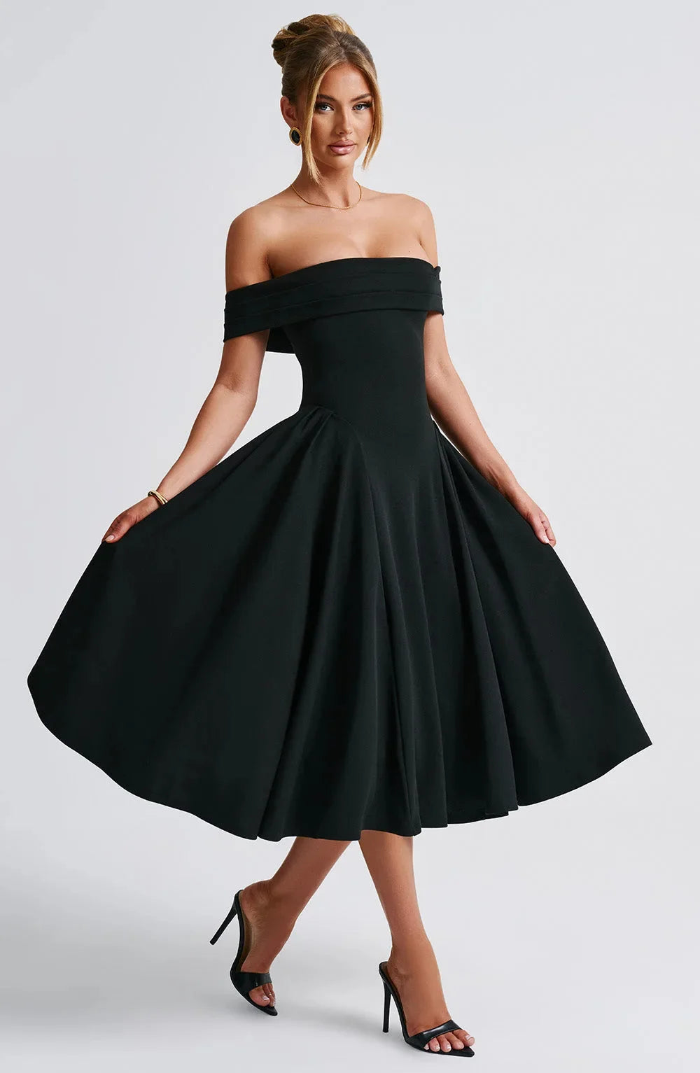 Robe midi cocktail femme, élégante et féminine, avec une coupe flatteuse.