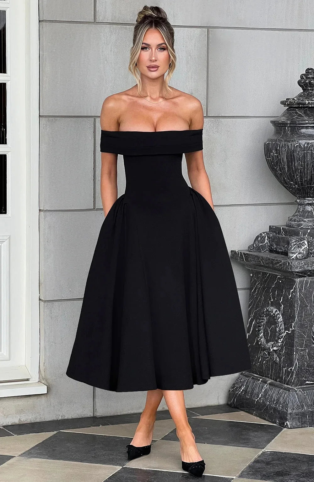 Robe cocktail midi ajustée femme, coupe flatteuse et élégante pour un look raffiné.