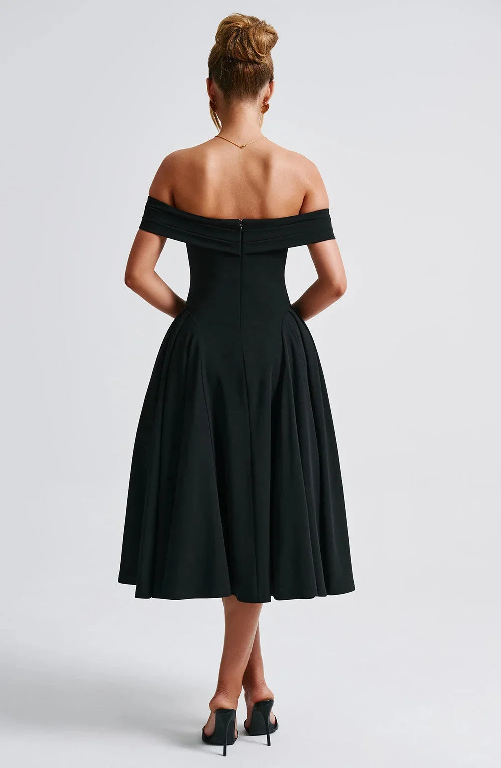 Robe de soirée midi élégante pour femme, chic pour événements et cocktails d'exception.