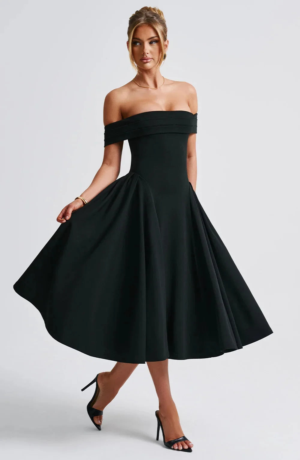 Robe cocktail femme midi, élégante et bien ajustée pour une soirée chic réussie.