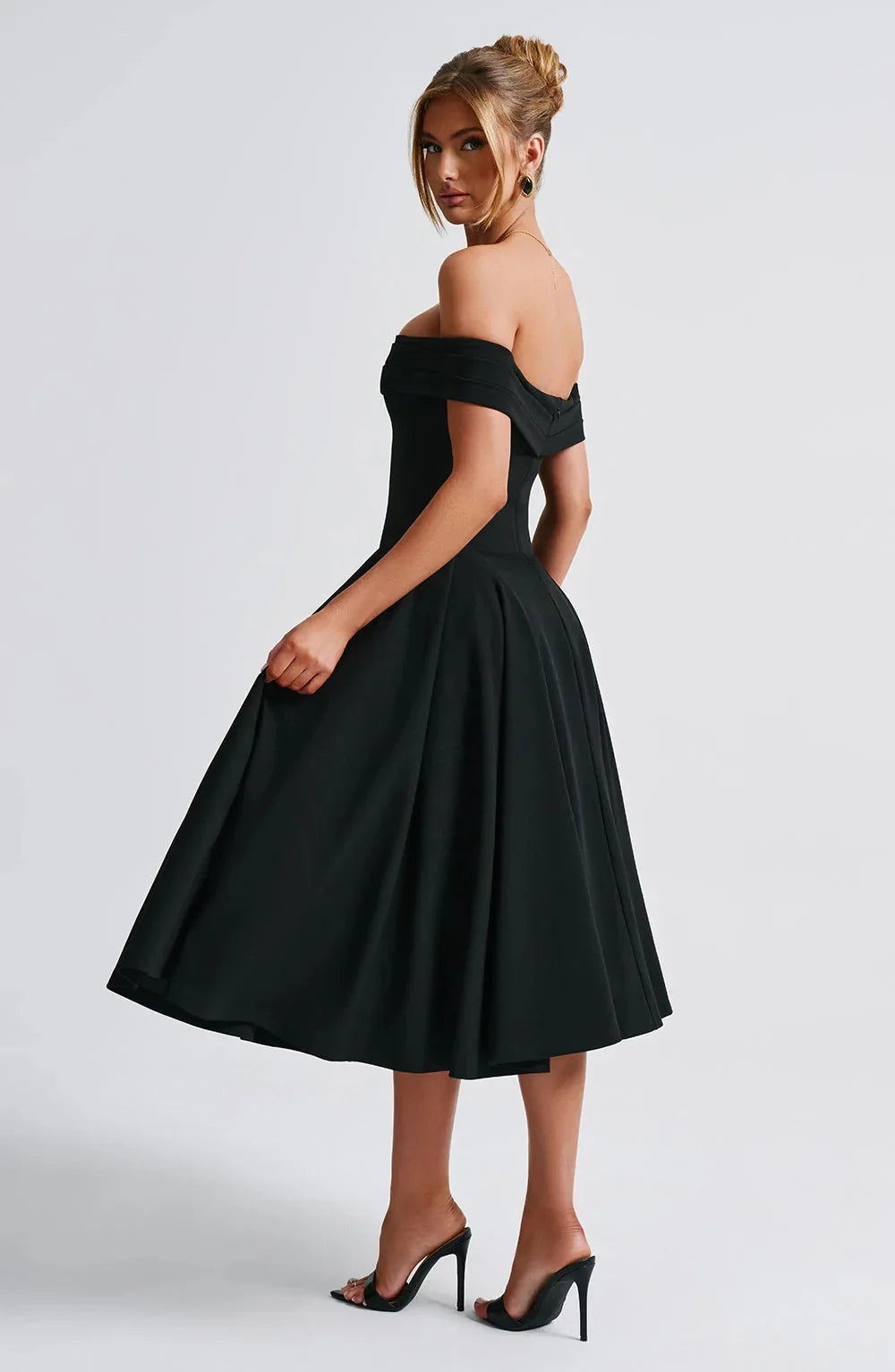 Robe cocktail femme midi élégante, style chic et flatteur pour une allure distinguée.