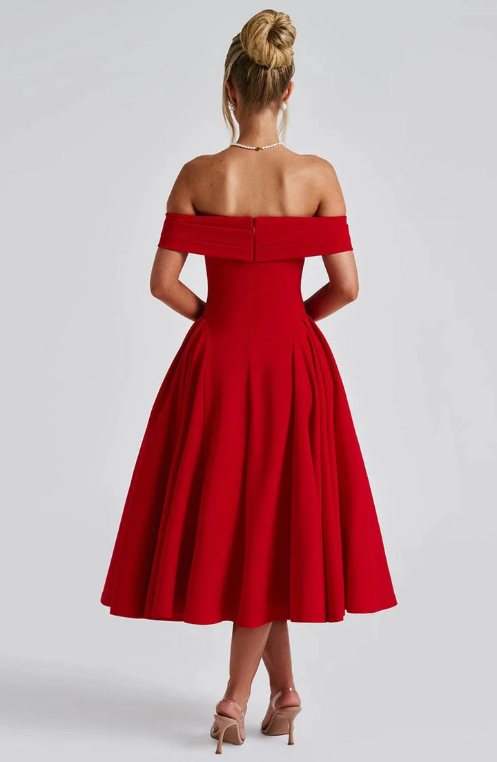 Robe cocktail femme midi élégante, coupe flatteuse. Parfaite pour une soirée chic et distinguée.
