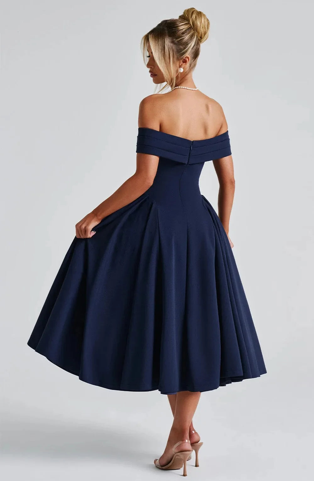 Robe midi cocktail élégante pour femme, style ajusté parfait pour un look sophistiqué.
