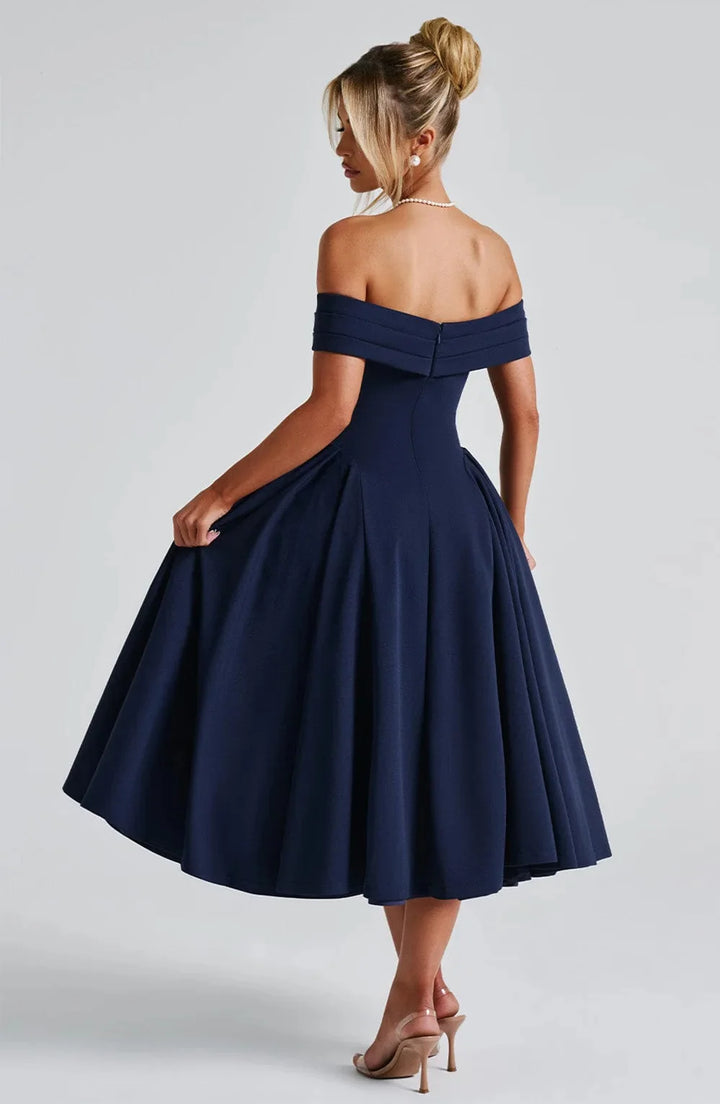 Robe midi cocktail élégante pour femme, style ajusté parfait pour un look sophistiqué.