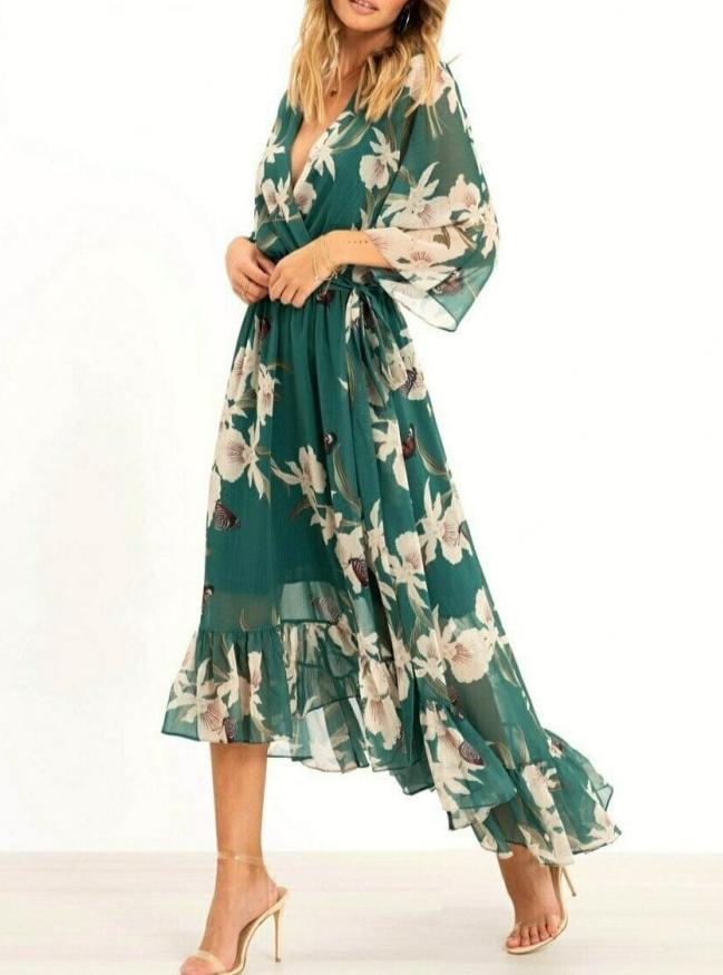 "Robe cocktail verte élégante avec volants et ceinture, parfaite pour occasions spéciales, style sophistiqué et flatteur."