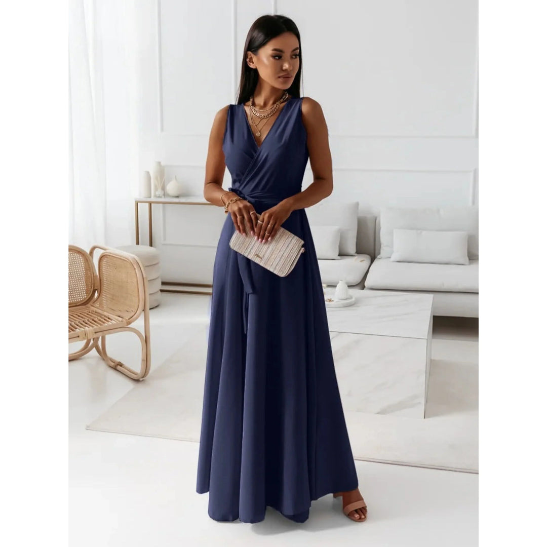 "Robe col V femme chic, ajustée avec plis élégants et coutures précises, en tissus doux pour confort et élégance."