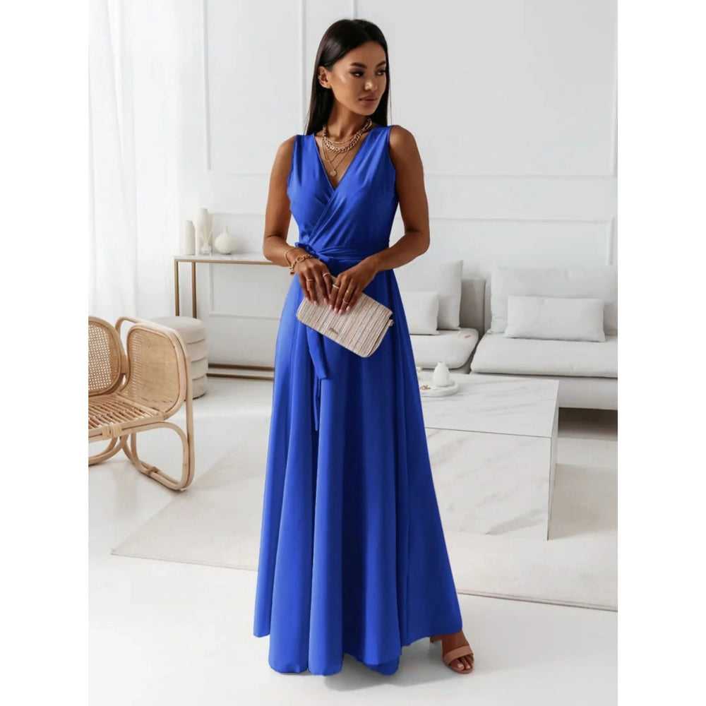 "Robe col V femme chic, ajustée avec plis élégants et coutures précises, en tissus doux pour confort et élégance."